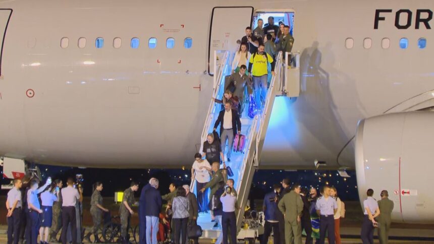 chega-ao-brasil-primeiro-aviao-da-fab-com-brasileiros-que-estavam-em-israel