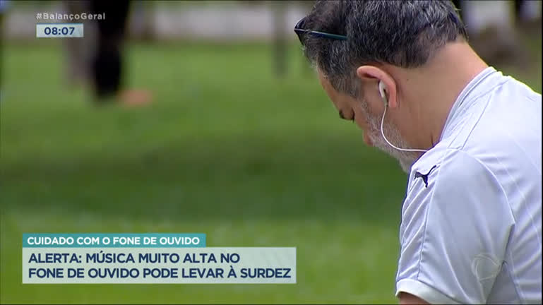 balanco-geral-manha-alerta-para-o-uso-de-fones-de-ouvido-em-volume-alto,-que-pode-levar-a-surdez