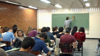 dois-em-cada-dez-jovens-de-18-a-24-anos-frequentaram-faculdade-no-brasil-em-2022,-indica-censo