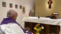 papa-francisco-faz-primeira-aparicao-publica-apos-ser-internado