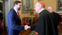 papa-francisco-faz-aparicao-surpresa-na-basilica-de-sao-pedro-no-vaticano