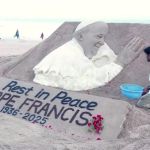 papa-francisco-recebe-homenagem-na-areia-por-artista-indiano