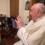 vaticano-revela-video-do-papa-francisco-falando-com-padre-de-gaza;-veja