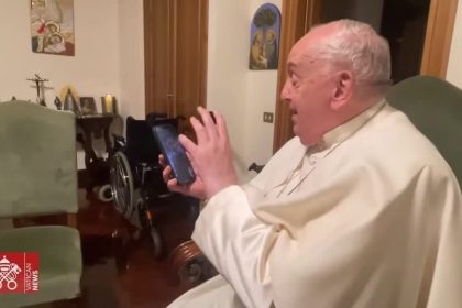 vaticano-revela-video-do-papa-francisco-falando-com-padre-de-gaza;-veja