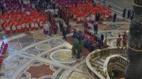 saiba-o-que-reporter-da-cnn-viveu-em-quase-6-h-na-fila-do-velorio-do-papa