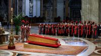 primeira-ministra-da-italia-vai-a-velorio-e-homenageia-papa-francisco